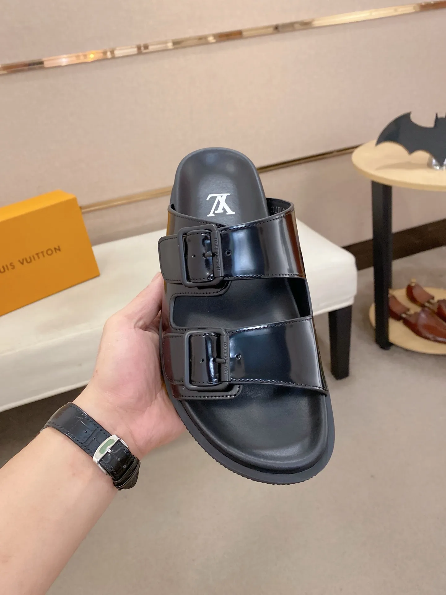 Factory price: 420💰Made by LV🔍Top purchasing agent. Men's spring and summer slippers are available at the same counter. The uppers are made of cowhide imported from Italy. High-quality craftsmanship, soles: original soles specially provided by the original factory, exclusive movable molded soles are super comfortable, original factory follow-up goods, 🔍🔍high quality, can be entered and exited the counter at will, welcome to compare, code number 38-44. Can be customized45